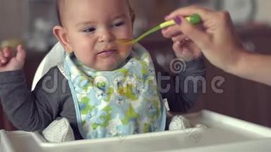 可爱的宝宝<strong>不想</strong>吃她的食物勺子喂妈妈问题固体慢动作